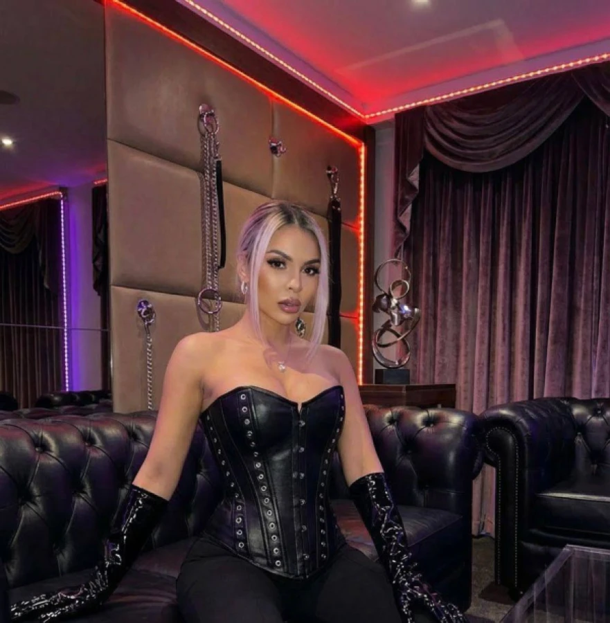 Mistress Zoey
